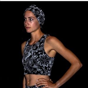 Oiselle Reflective Black Crop Top